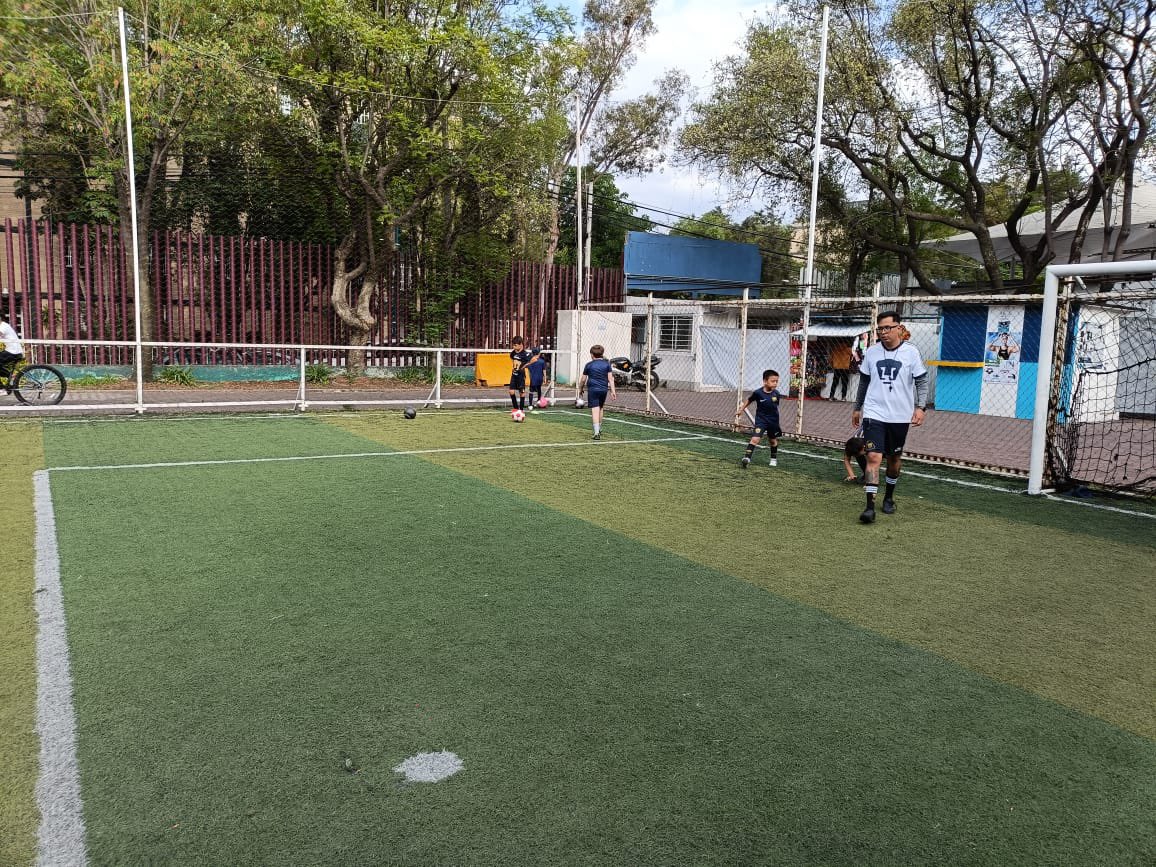 JaviSanchezGal's tweet photo. Llevo algunos meses trabajando en una escuelita de pumas y no puedo sentirme más contento con el progreso de los niños, verlos felices y echándoles ganas con compromiso, dedicación y mucho fútbol. 

#pumastoreo #pumas #pumasunam #futbol #futbolbase https://t.co/C5GoKQFRCY