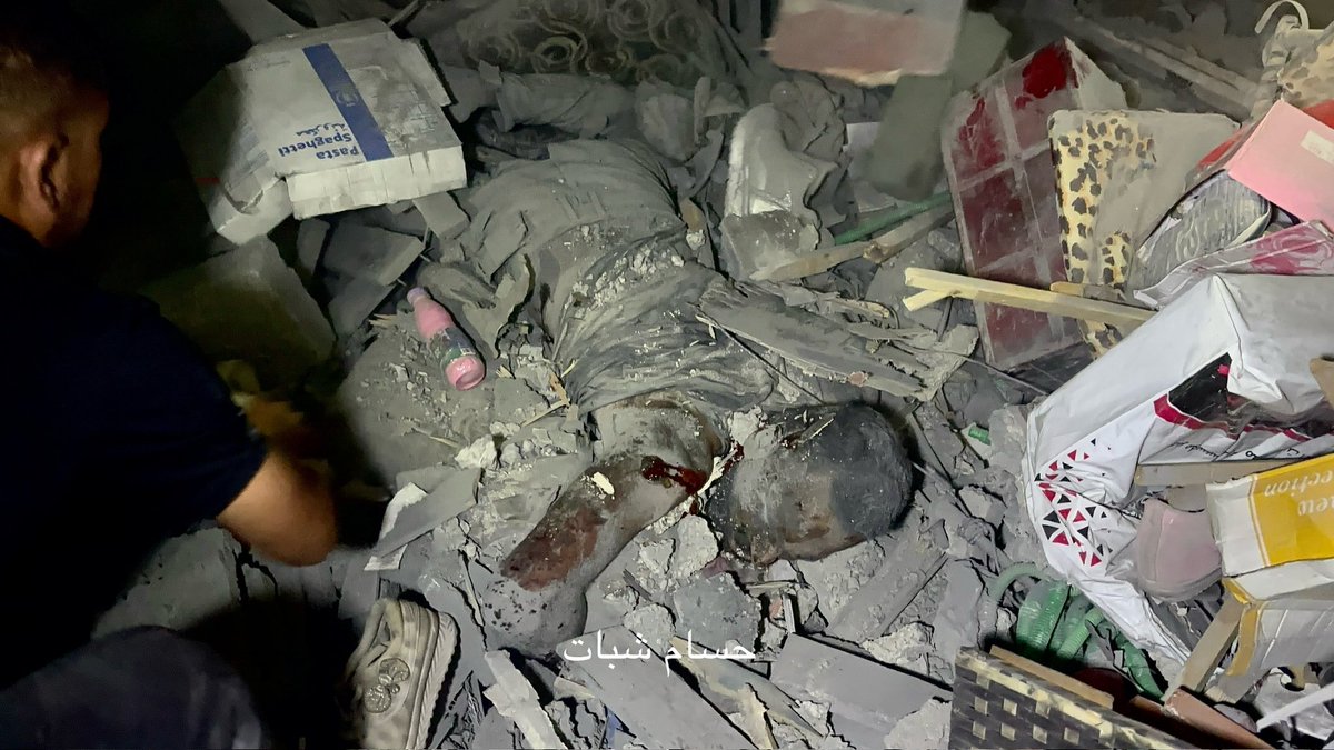 HossamShabat's tweet image. شهداء واشلاء من تحت ركام منزل عائلة زيادة