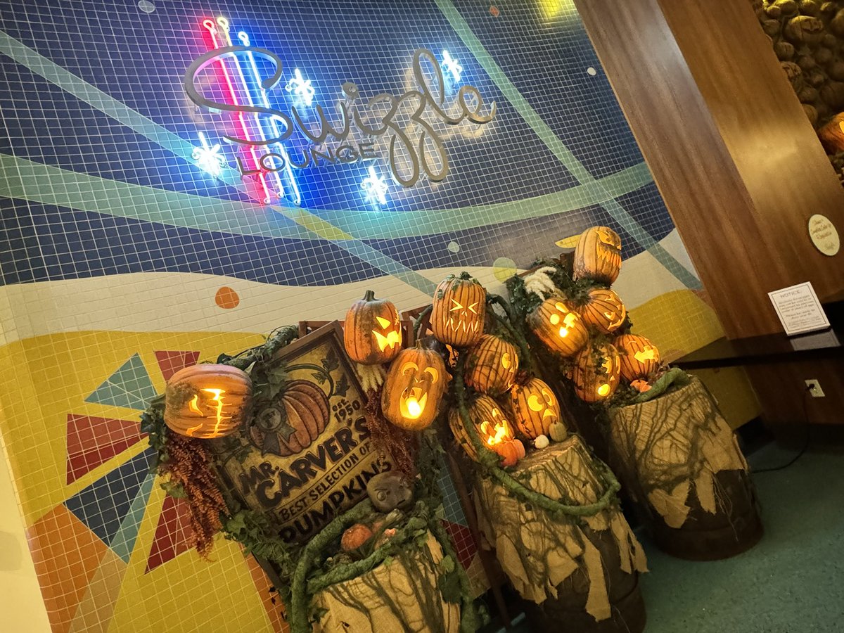 insideuniversal's tweet image. The pumpkins have returned to the Cabana Bay lobby. @HorrorNightsORL #HHN33