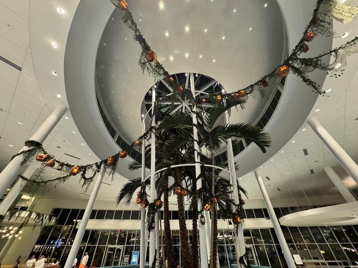 insideuniversal's tweet image. The pumpkins have returned to the Cabana Bay lobby. @HorrorNightsORL #HHN33