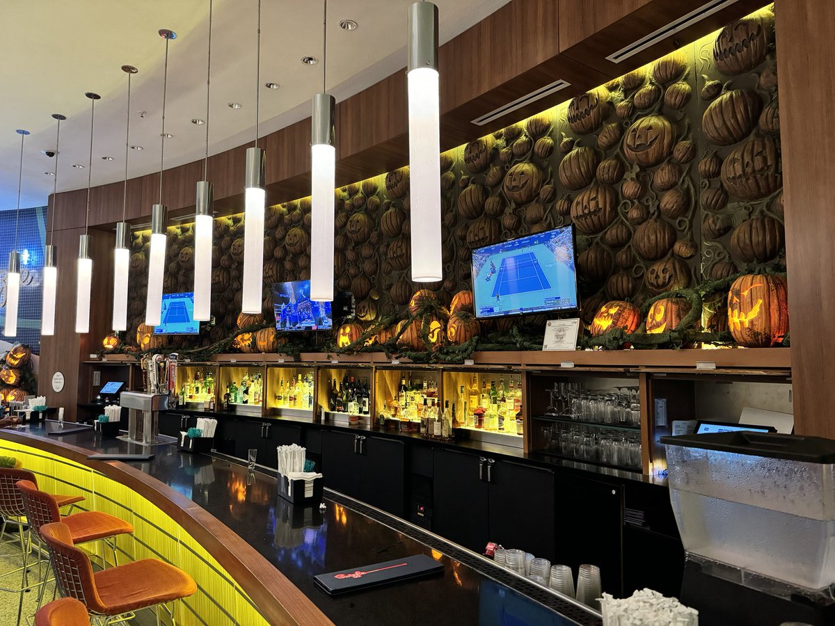 insideuniversal's tweet image. The pumpkins have returned to the Cabana Bay lobby. @HorrorNightsORL #HHN33