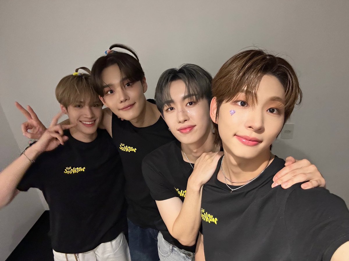 BDU4official's tweet photo. [📸]
B.D.U First World Tour for Wishpool: Flash &amp; Light 💫

Thank you, SãoPaulo 💞 
We are delighted to meet you 💞

#BDU #비디유 #BDUtourforWISHPOOL
#BDU_In_SãoPaulo #Brazil https://t.co/EimywY33OF