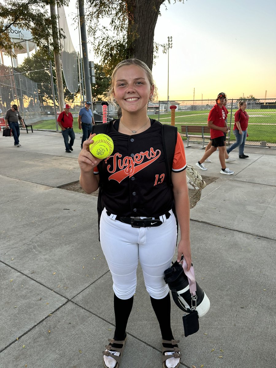 hpstigersb's tweet photo. 🟠Great day to a Tiger!!🟠

10-0 win over McCook

🚨perfect game by @ellatinsman09 🚨

And a NUKE by @madi_wenzl https://t.co/KuVq8ba0BT