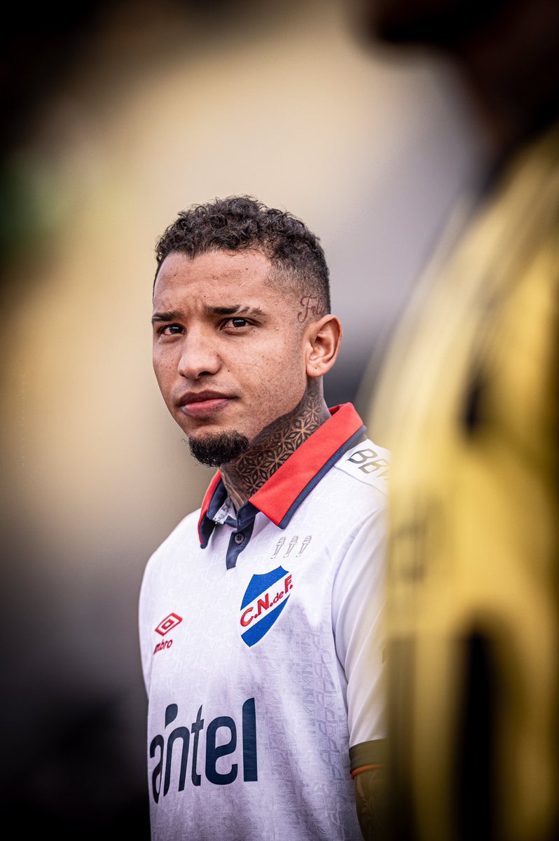 Día triste para el fútbol sudamericano. Tras desvanecerse en el partido de la semana pasada entre Sao Paulo y Nacional, hoy falleció Juan Izquierdo. 

QEPD.