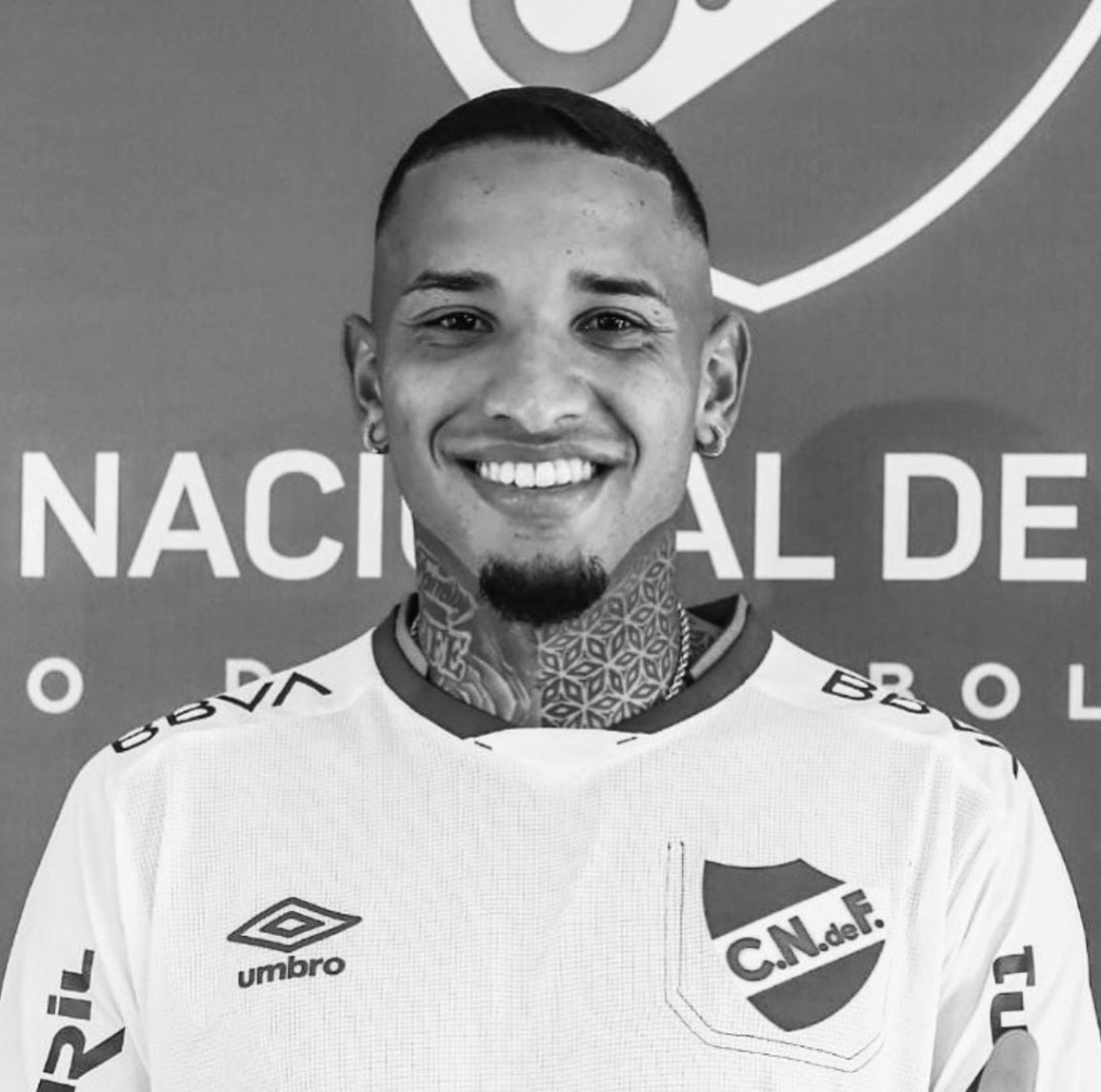 Luto total no futebol.

Descanse em paz, Juan Izquierdo.