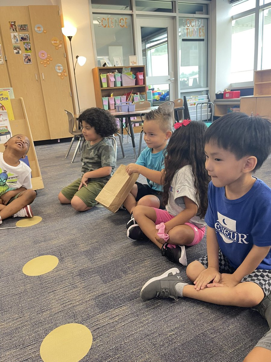 Yesterday we used our sense of touch to play “what’s in the bag?” We got to feel the mystery items in each bag and guess what they were by only using our sense of touch. These bengals had so much fun! ✋🏼🩵 #bryantbengals #bengalpride