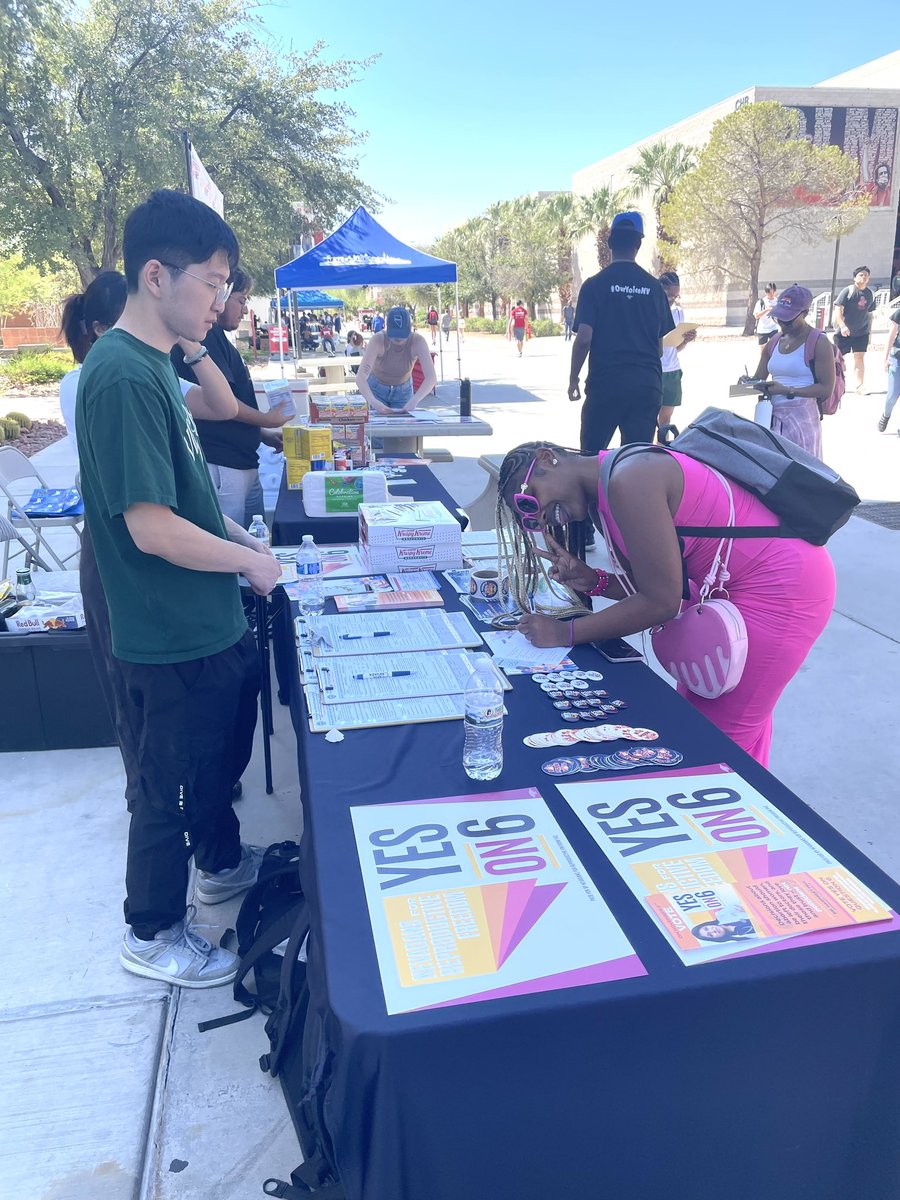 OneAPIANevada's tweet photo. 🔥HOT TO VOTE! 🔥 Today we teamed up with @NV4ReproFreedom for a @unlv campus takeover to get everyone registered to #vote! Stop by our table next time to get your stickers and donuts #HOTTOGO! 🔥🩷 https://t.co/xMsoFbQjKu