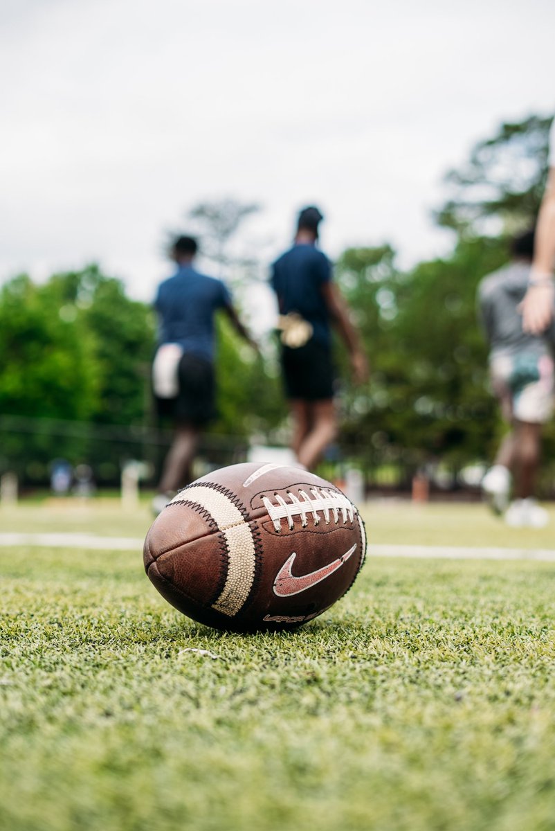 QBC_Bham's tweet photo. 🏈 QBs, what's your favorite football to spin? 🌀
#qb1 #qbcountry #quarterback #adidas #nike #teamissue #wilson #mud #footballprep @nikefootball @adidasFballUS @teamissue @WilsonSportingG https://t.co/YgzJrweq8D