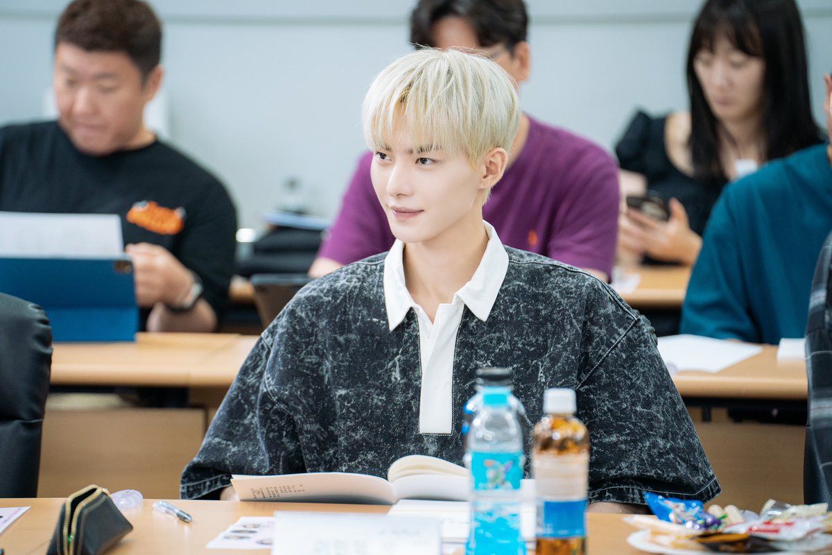 [📡NOTICE ] 

#현준 '내 여자친구는 상남자' 이민혁 役 캐스팅 대본리딩 현장 공개❣

▶ m.entertain.naver.com/article/609/00…

#HYUNJUN
#玹准 #ヒョンジュン
#블러썸엔터테인먼트
#BlossomEntertainment