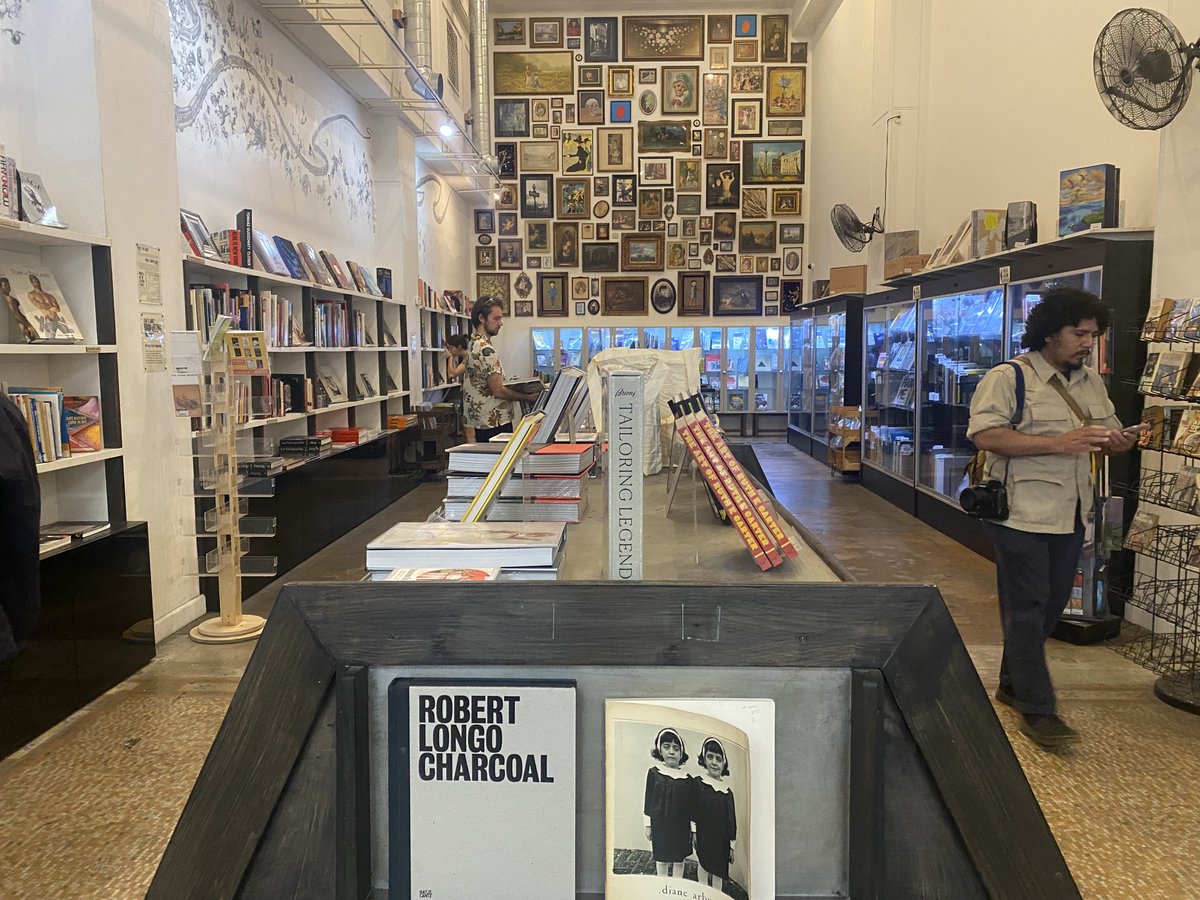iamjonan's tweet photo. The last bookstore @ Los Angels https://t.co/iz9oQCsxbp