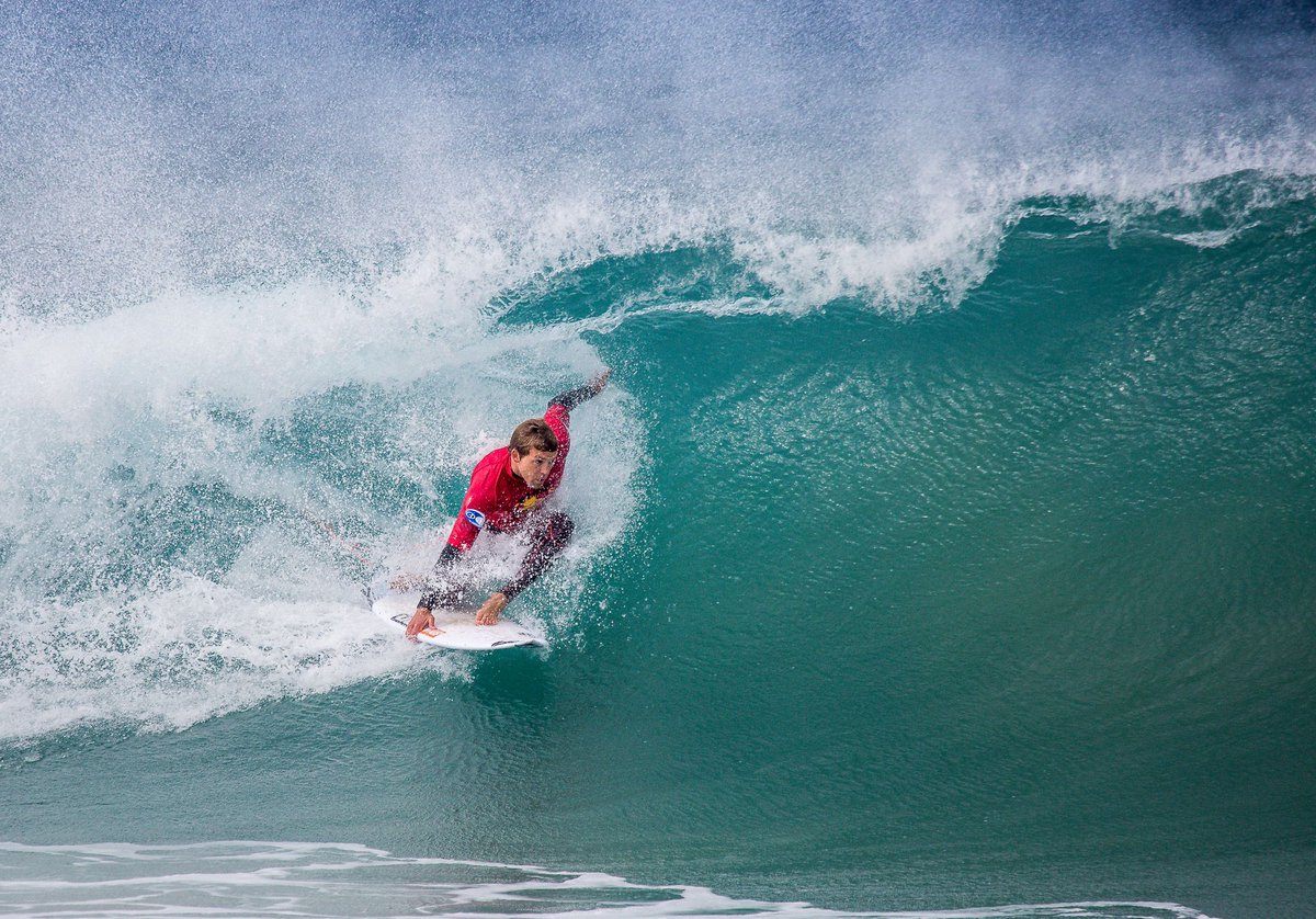 brentmailman's tweet image. The surfer&apos;s red shirt against the deep blue ocean creates a striking contrast, making the action pop. Complementary colours like these capture dynamic moments perfectly. 

#complementarycolours #surfphotography #photographytip #brentmail #brentmailphotography #shareinspirecreate