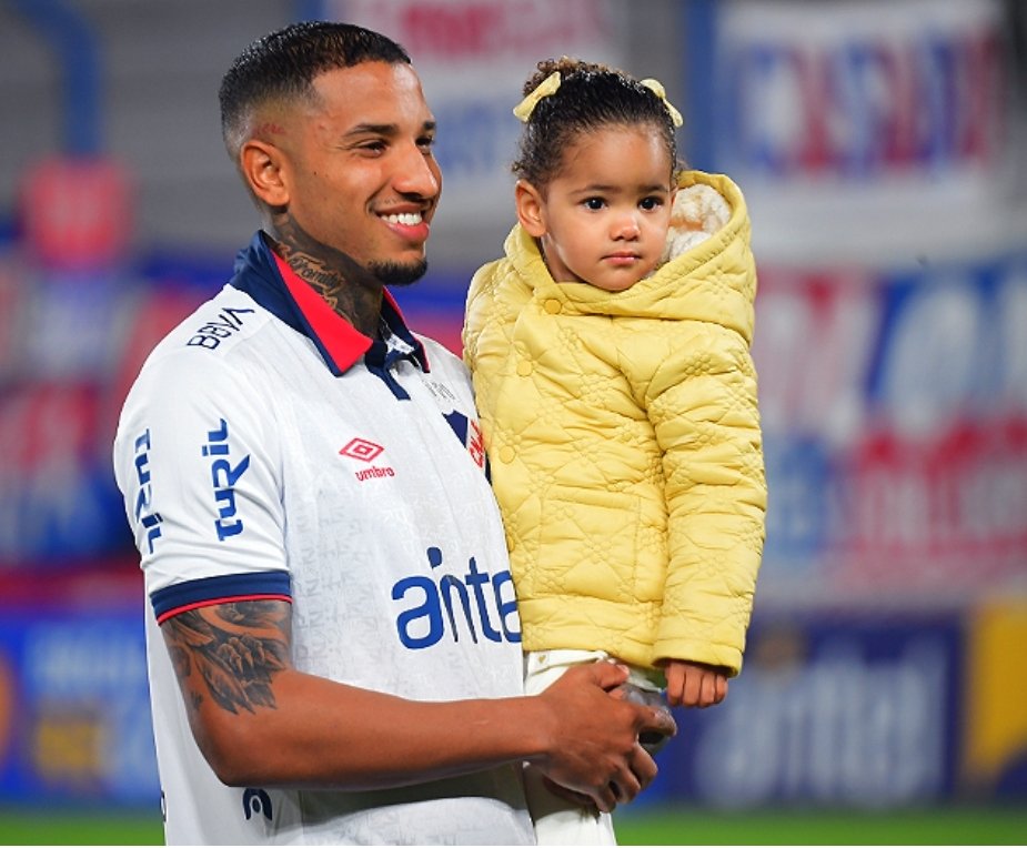 Quédate tranquilo que para el mundo  Nacional a partir de hoy tu familia es nuestra familia para siempre . 
Descansa en paz Juan .