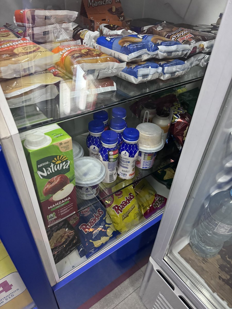 No entiendo por qué la marca Toni no exige a sus distribuidores y vendedores que sus yogures deben ser refrigerados. La mayoría de tiendas los tienen en vitrinas sin guardar el frío necesario para su conservación. Esta foto es en una farmacia, por ejemplo.