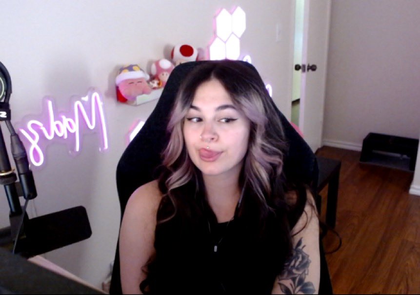SlxnderMadz's tweet photo. Live on the purple app, playing COD with viewers!

come say hi (possibly marbles later)
TTV/SlxnderMadz https://t.co/ESN4dOEqzj