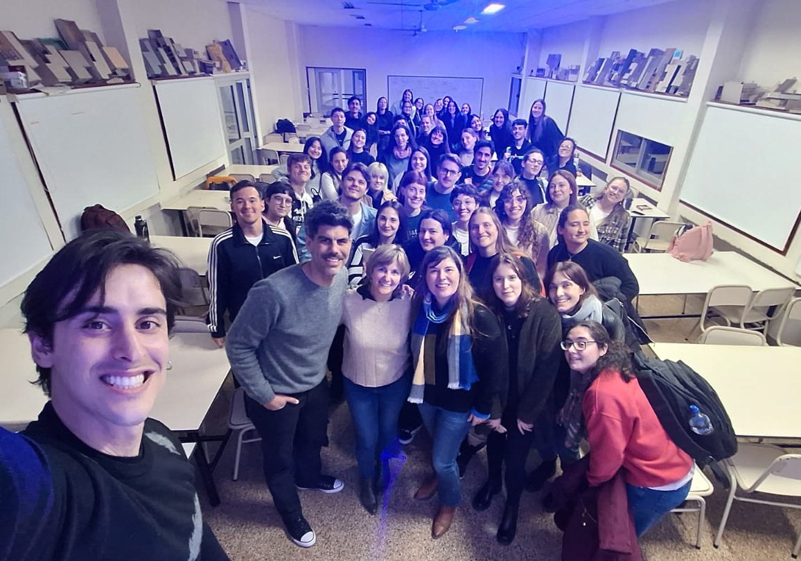 AValsagna's tweet photo. Y la magia comienza... Nuevo desafío al frente de la cátedra Tesina, de la Lic. en Diseño de la Comunicación Visual en @UNLFADU. Con un gran equipo #LauraBadella y #NachoRiboldi
Dar clases en la #UniversidadPublicaSiempre ❤️ https://t.co/RjySv2CfkX