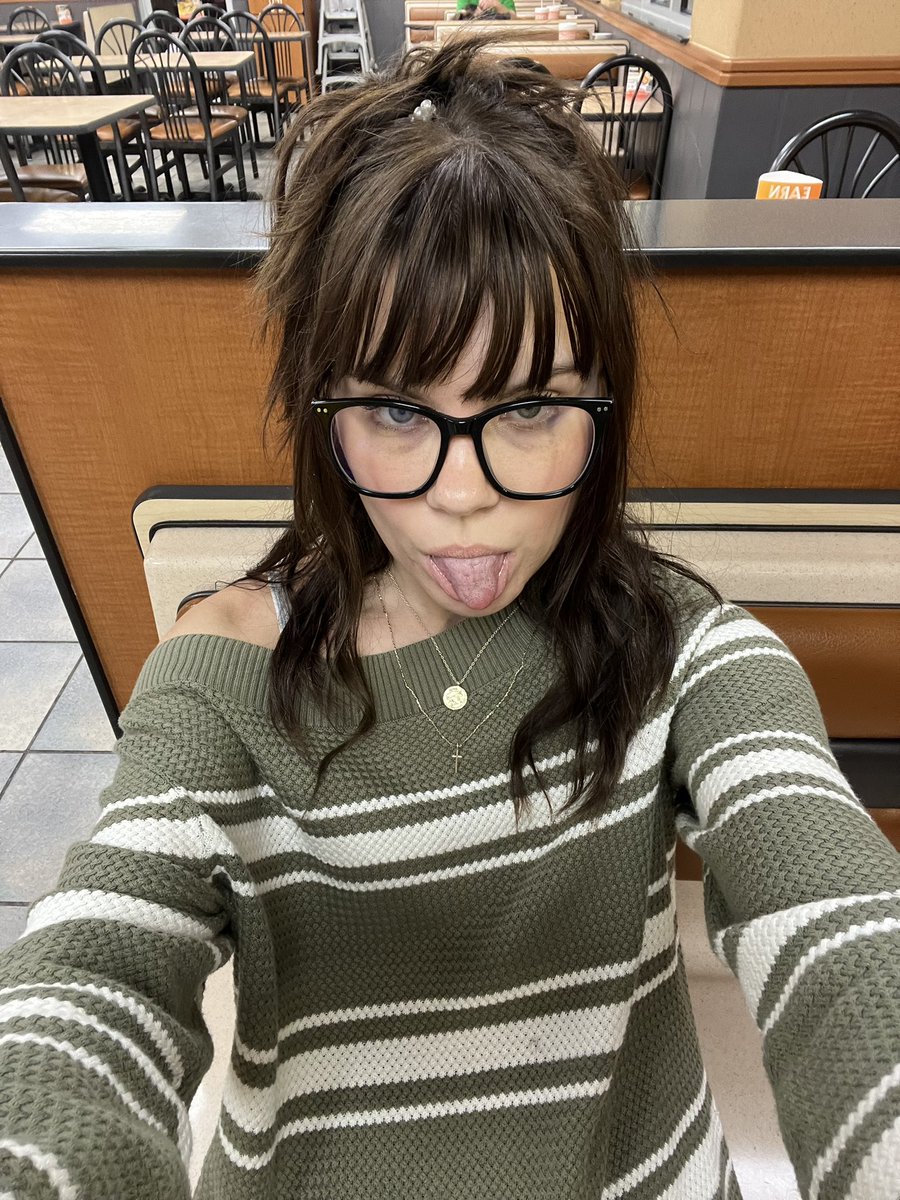 schroding3rzcat's tweet photo. *waits 4 burger* https://t.co/tIZow6JbTE