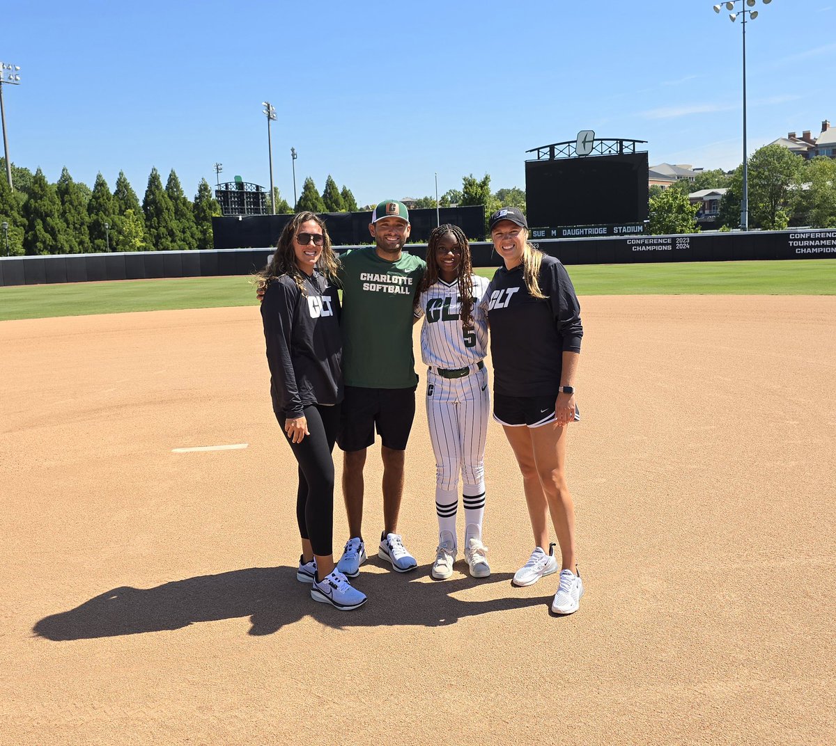 Thank you to <a href="/CharlotteSB/">Charlotte Softball</a> for the great visit it was an honor to have this opportunity <a href="/cbreault12/">Courtney Breault</a> <a href="/JakeCombs_/">Jake Combs</a> <a href="/alyssa_bilodeau/">Alyssa Bilodeau</a> <a href="/FPlatinum2025/">Fury Platinum National Davenport (2025)</a>