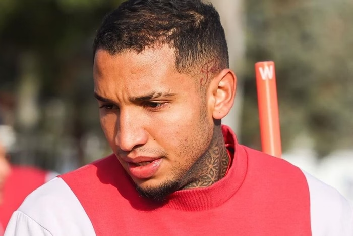 🚨 FATALIDADE NO FUTEBOL 

- O futebol está de luto. 

- Nesta terça-feira (27/8), o zagueiro Juan Izquierdo, do Nacional-URU, morreu em São Paulo após ser internado por conta de uma arritmia durante partida contra o São Paulo pelas oitavas de final da Libertadores na última