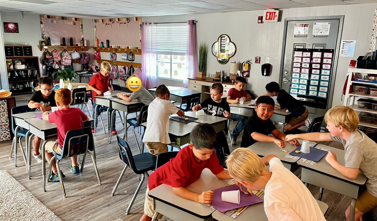 TexomaC's tweet photo. Second graders participated in a STEM activity to build community and practice cooperative learning! They learned that two heads were better than one while saving Fred, our gummy worm friend! https://t.co/jEG2IaZqAO