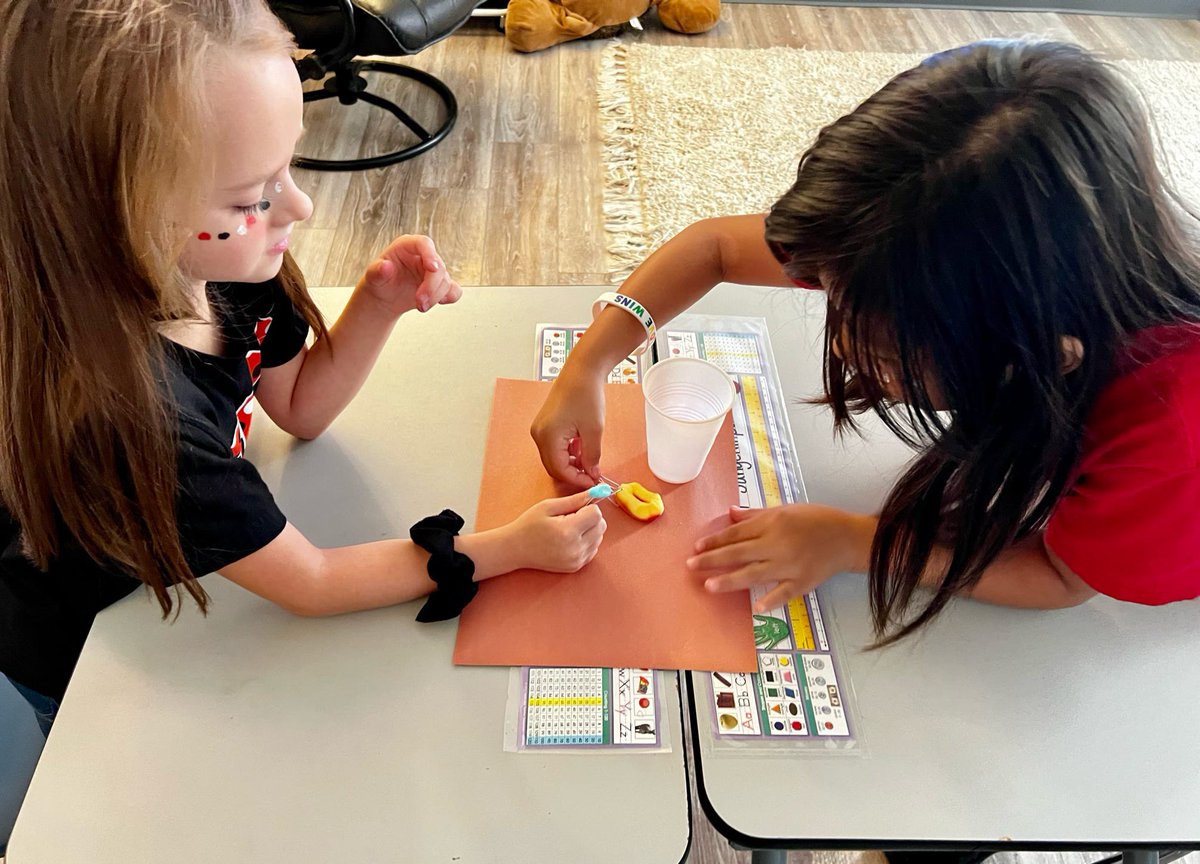 TexomaC's tweet photo. Second graders participated in a STEM activity to build community and practice cooperative learning! They learned that two heads were better than one while saving Fred, our gummy worm friend! https://t.co/jEG2IaZqAO