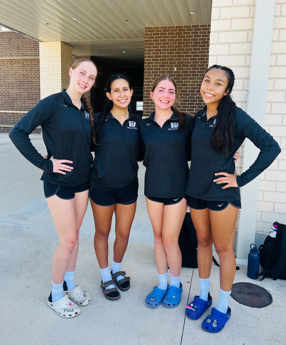 ZachryAVID's tweet photo. @ZachryAthletics @NISDZachry @michellemtz2006 Our seniors continue to kill it on the court! So very proud. 💜🖤❤️ https://t.co/UmO4bDCIPy