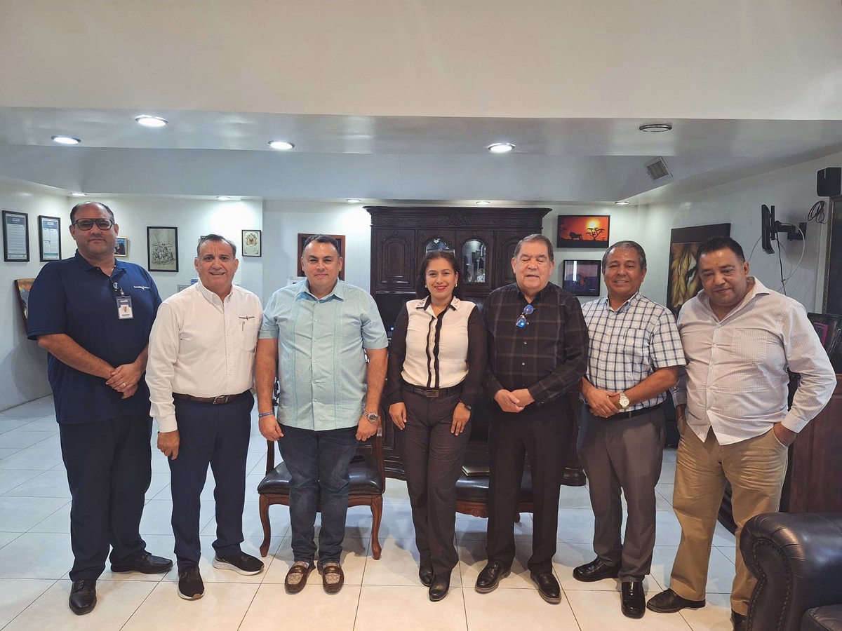 utnoticias1's tweet photo. El Rector Dr. Oscar W. Aguilera Rodríguez, recibió a miembros de la congregación Mariana Trinitaria. En donde se abordaron proyectos en el área de la salud para beneficio de la sociedad Tamaulipeca. #Reynosa #UniversidadTamaulipeca #TuProyectodeVida https://t.co/TizCl6WNn9