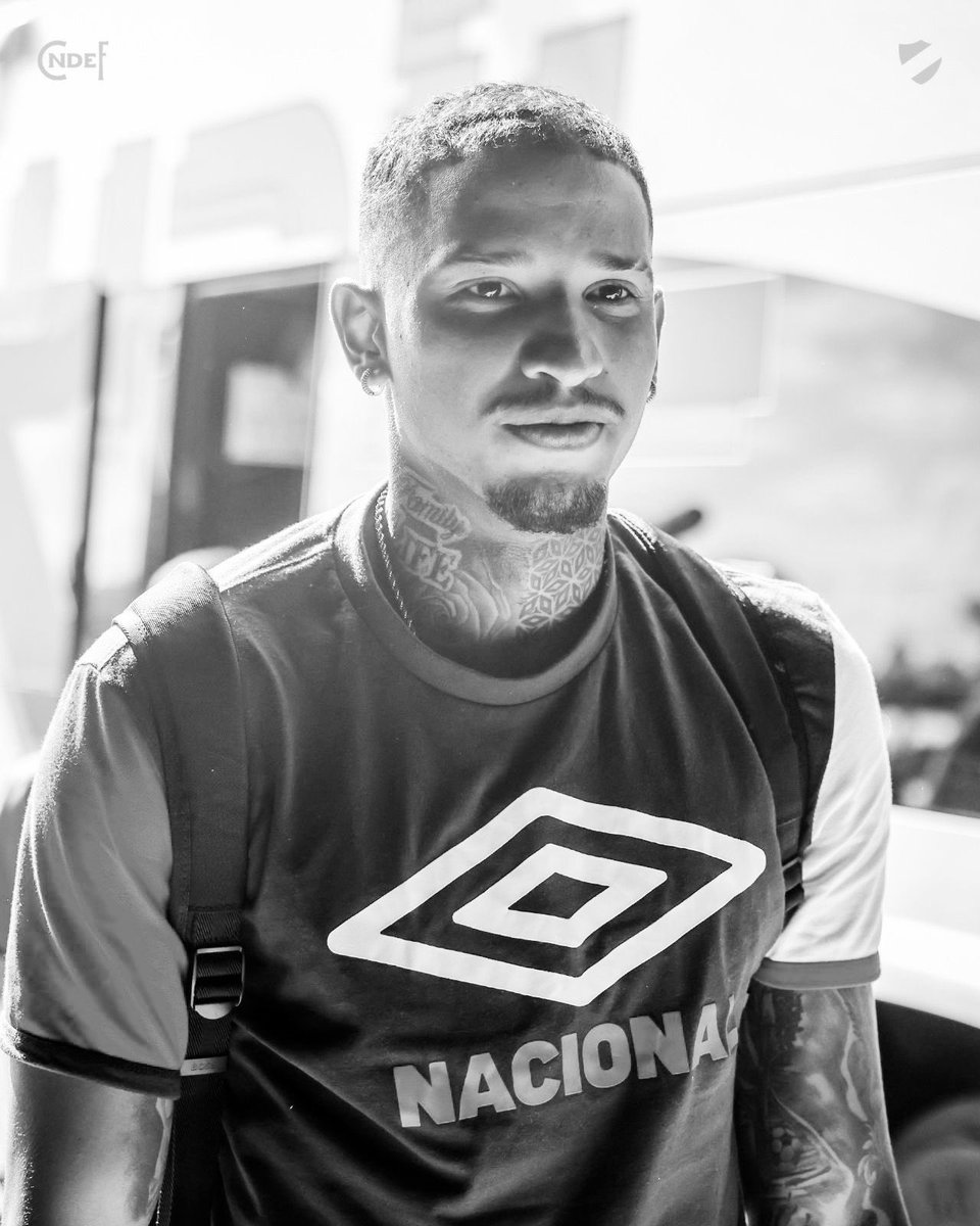 Não se deveria poder isso, de morrer jogando bola.  

Nem morrerem pais de crianças miúdas.

Ou mesmo morrer assim, num outro país.

Tudo na morte desse menino é triste, bem além da dor que o futebol consegue imprimir. 

QEPD, Izquierdo. Fuerza, niños. Fuerza, Selena.