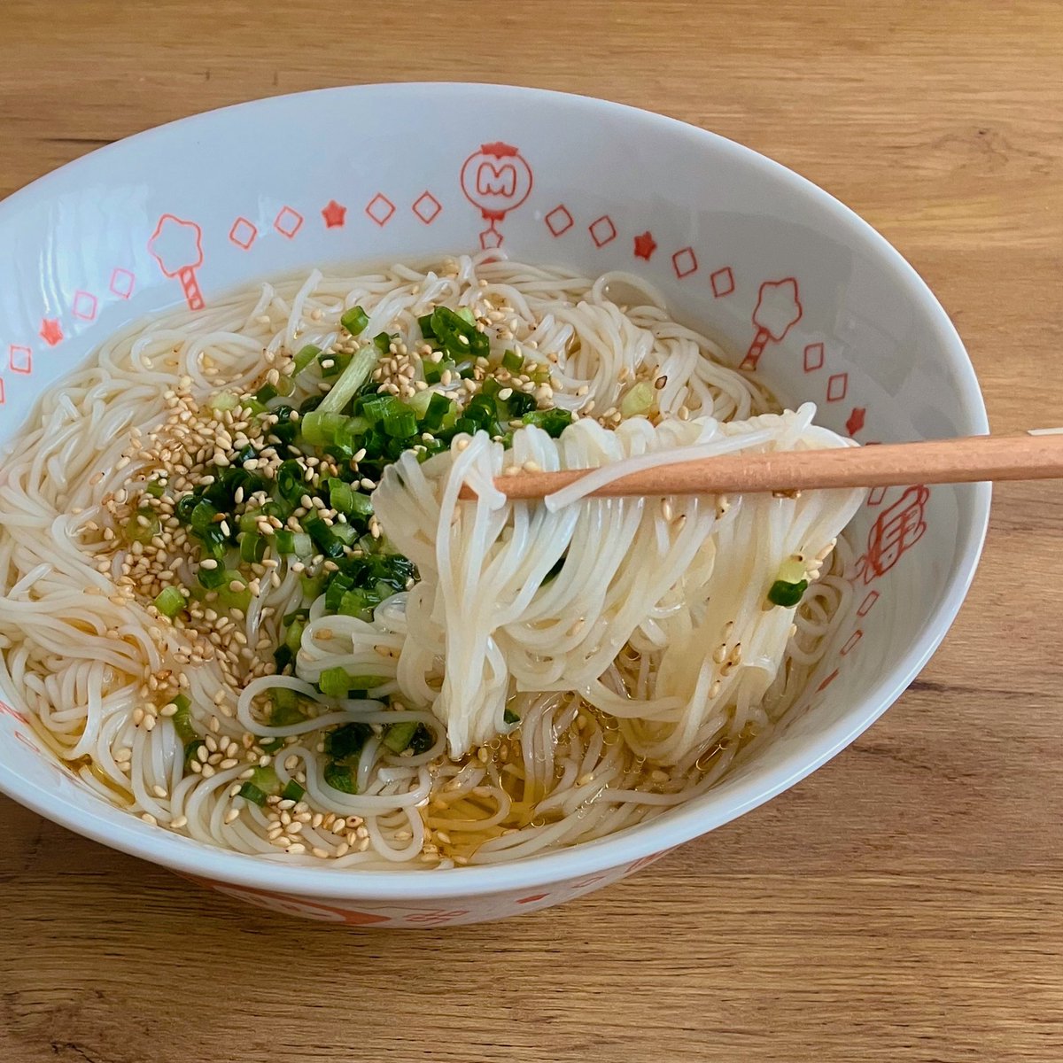 Sakichan1230's tweet photo. すぐ食べたい時、とにかく簡単に出来る
柚子胡椒そうめん🍃
柚子胡椒が爽やかな辛味であっという間に食べてしまうお気に入りのそうめんレシピです☺️ https://t.co/ANBVczRNW2