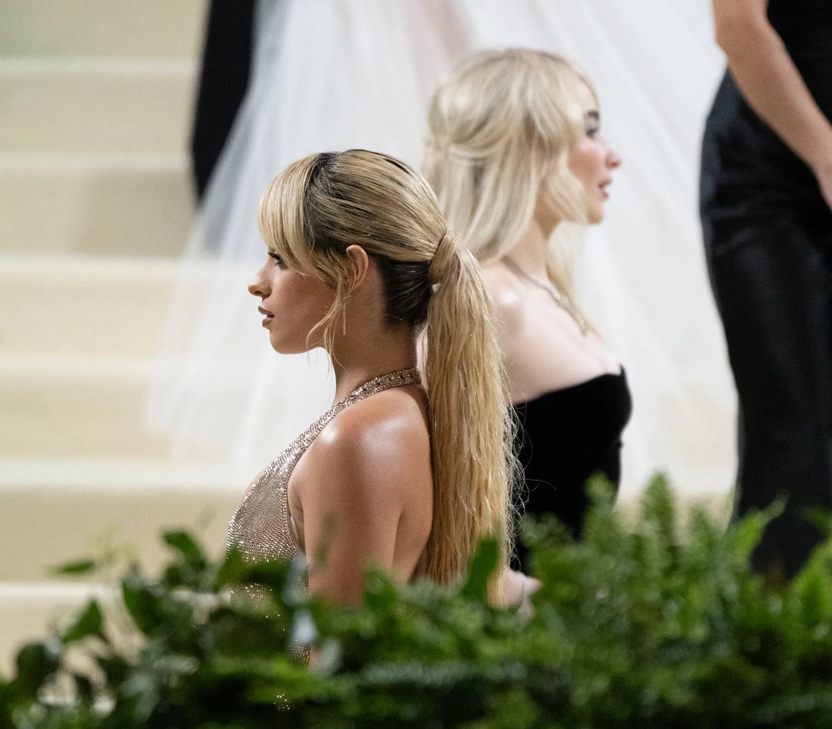 agorahillbilly's tweet image. this picture of camila cabello and sabrina carpenter is insane ?!?!