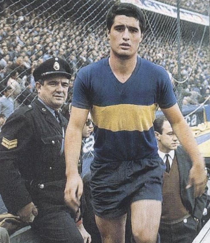 El ídolo de nuestros ídolos, el jugador predilecto de mi abuelo. Marcó a todos con su fútbol. Feliz cumpleaños, Rojitas querido.