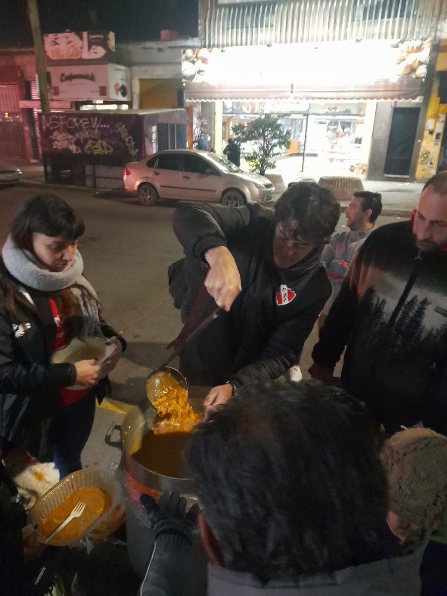 Hoy entregamos 250 viandas para la gente que mas necesita 
Gracias a todos por la ayuda que siempre nos dan 
Gracias a la peña faryd mondragon por estar siempre 
Y nuestra peña que hace 6 meses que no faltamos ningun martes para ayudar a la gente que mas necesitan