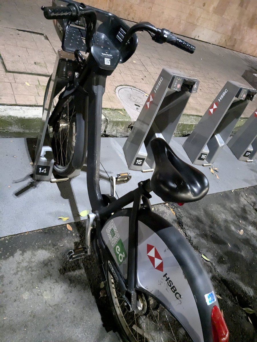 daaa16's tweet photo. @ecobici en la ciclo estación CE-185 General Antonio León y General Pedro Antonio de los santos hay una bici con el QR roto y sin ID. https://t.co/uEsy4u0O68