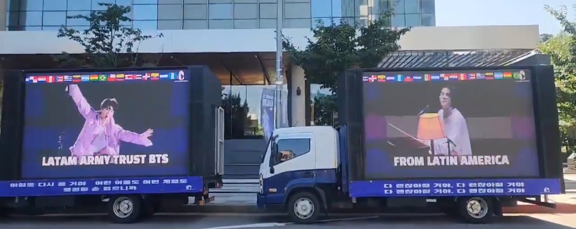 jnfication's tweet photo. — Army LATAM también envió dos camioncitos con pantallas apoyando a #SUGA y #BTS con diferentes videos y mensajes, es hermoso. 😭🎀

BTS IS SEVEN
WE LOVE YOU BTS 
WE LOVE YOU YOONGI
BTS NEVER WALKS ALONE
FUTURES GONNA BE OKAY
ARMY WILL ALWAYS BE BY THEIR SIDE https://t.co/n9QuFdJuo1