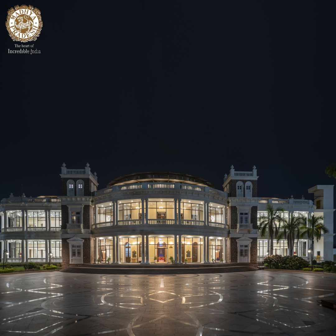 MPTourism's tweet photo. Experience the perfect blend of history and luxury at MPT Kushabhau Thakre International Convention Centre!
Host your next event in the grand main hall or cosy meeting rooms, all equipped with cutting-edge technology.
#MICE #MPSTDC #MPTourism #ConventionCentre
@HotelsbyMPT https://t.co/G3mOFbpW9w