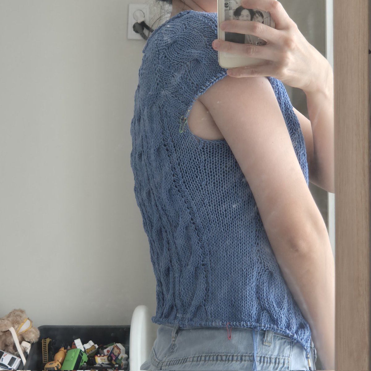 knittingmango's tweet image. 아직 뜨고 있는 블루웨이브🫠 조금만 더 뜰까... 아줌마는 크롭유행이 부담스럽다🫠