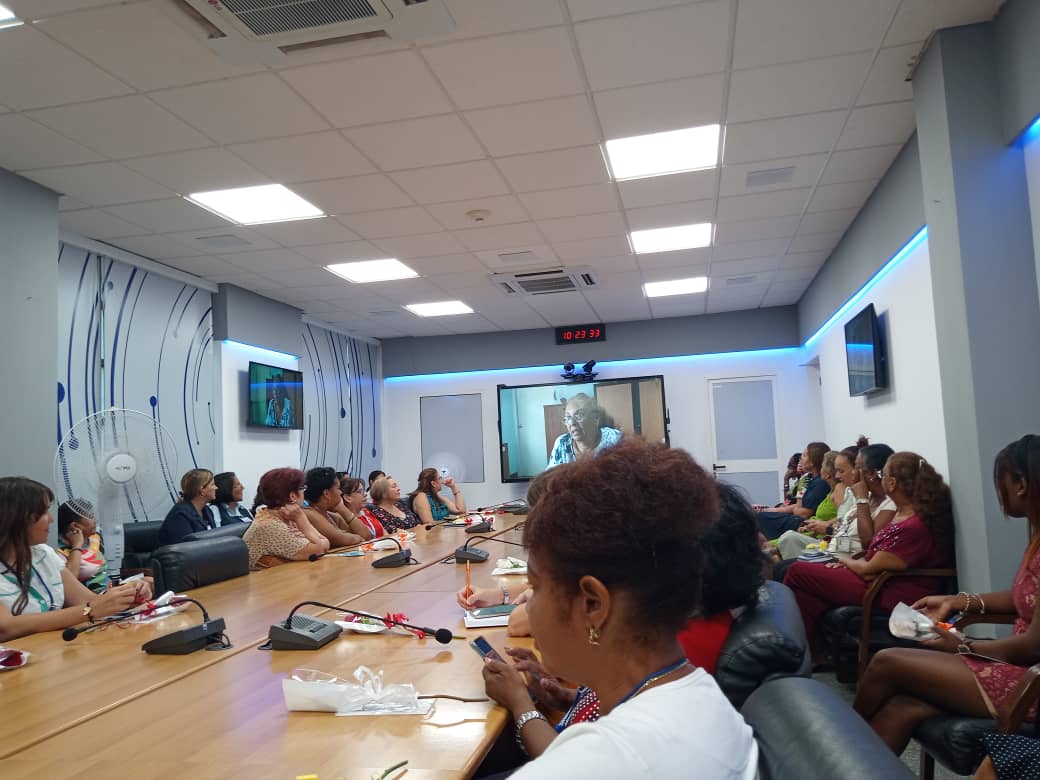 TeresaBoue's tweet image. Día de aprendizaje  en el intercambio con #MujeresEnRevolución del #Mincom. A la historia de Ana, cincuentenaria del sector, le sucedieron otras que igual ratificaron su papel decisivo en cualquier sector. Las niñas en las Tics, inteligencia artificial y otros temas a debate.