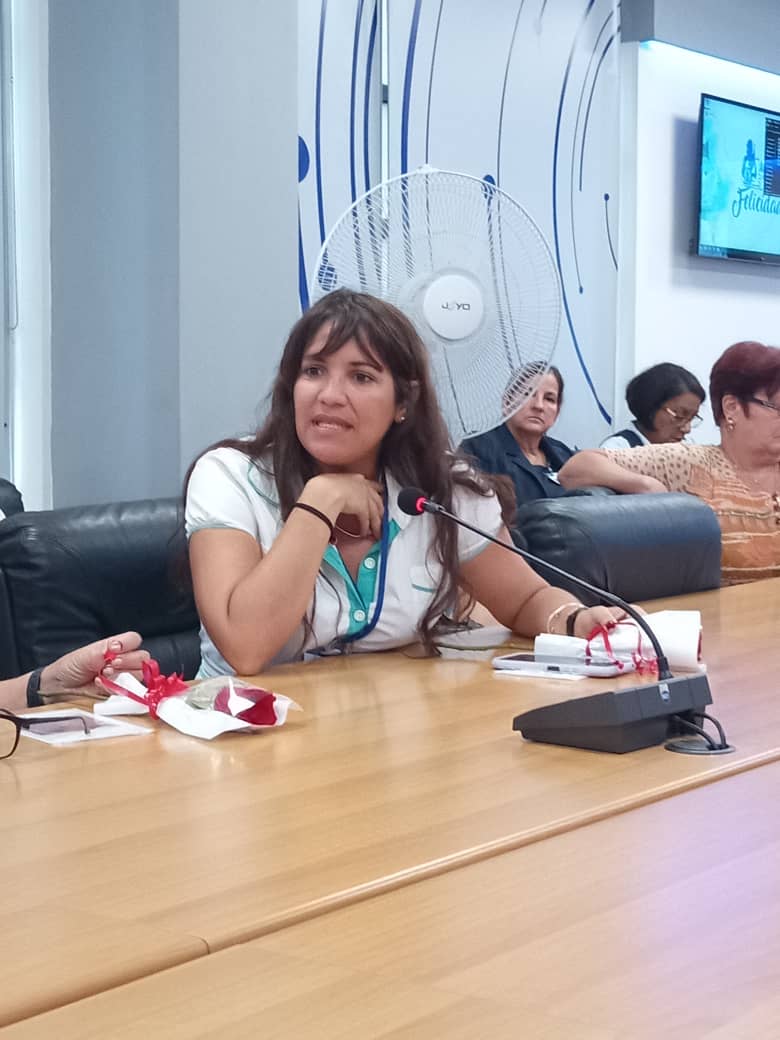 TeresaBoue's tweet image. Día de aprendizaje  en el intercambio con #MujeresEnRevolución del #Mincom. A la historia de Ana, cincuentenaria del sector, le sucedieron otras que igual ratificaron su papel decisivo en cualquier sector. Las niñas en las Tics, inteligencia artificial y otros temas a debate.