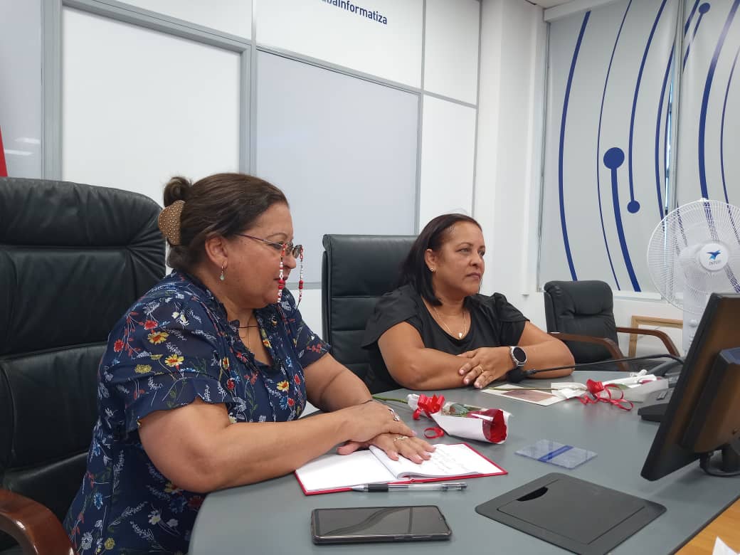 TeresaBoue's tweet image. Día de aprendizaje  en el intercambio con #MujeresEnRevolución del #Mincom. A la historia de Ana, cincuentenaria del sector, le sucedieron otras que igual ratificaron su papel decisivo en cualquier sector. Las niñas en las Tics, inteligencia artificial y otros temas a debate.