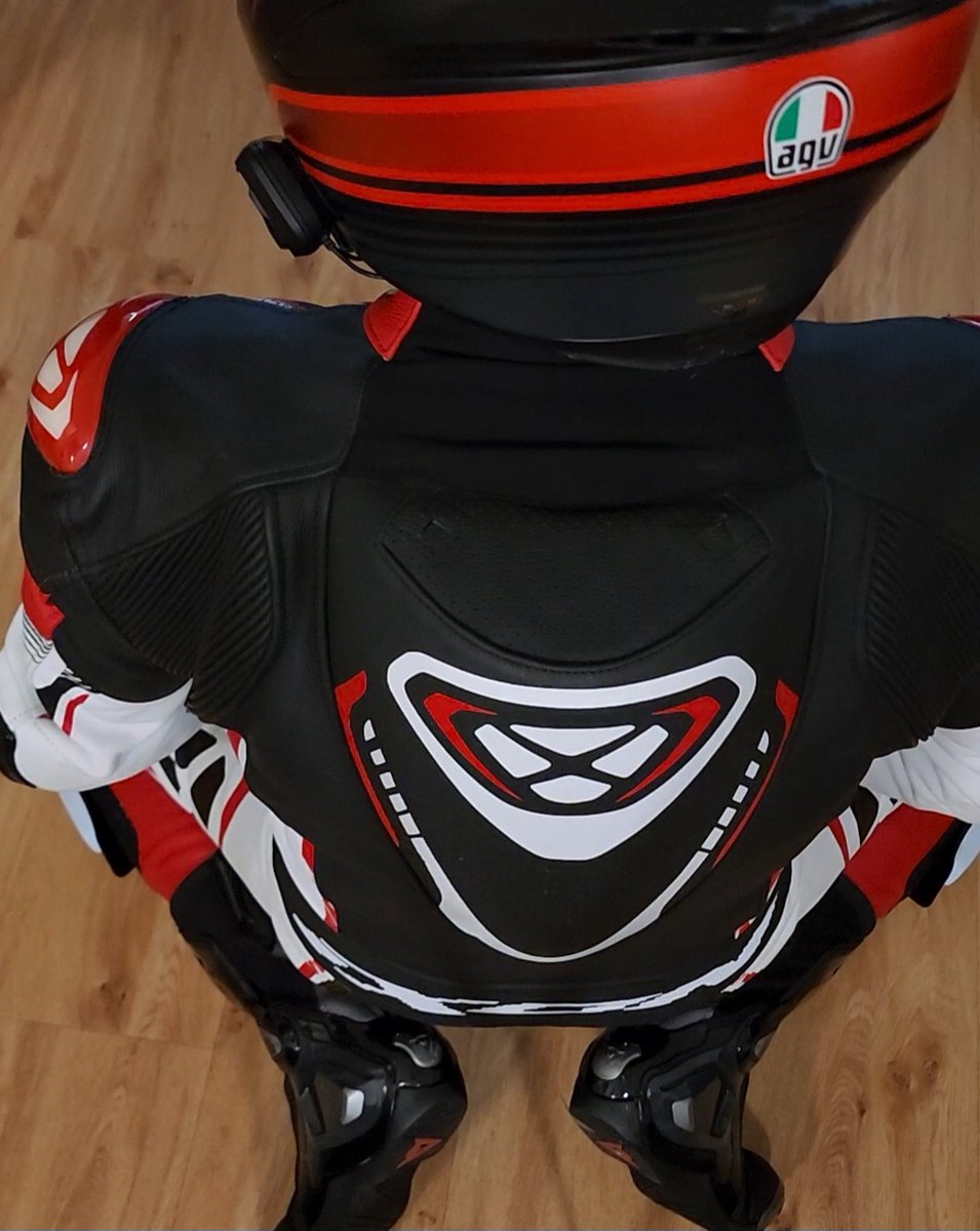 Happy hump day! Celebrate by.... Cumming on some humps? 🤔😈
#bikergear #gearbiker #bikerfetish #leatherbiker