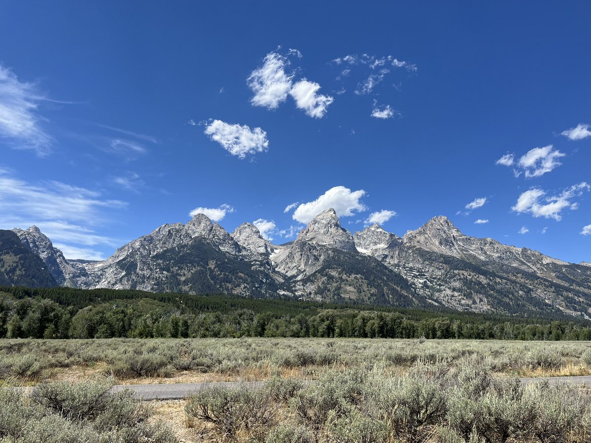 BScotty_39's tweet photo. You think a 6-day tour of Yellowstone is fast? Try a 1-day whirlwind tour of Grand Teton #grandtetonnationalpark #sunrise #sunset #moose #mountains #tetonrange #barn #mormonrow #lake #wildfire https://t.co/LjjzudgWxM