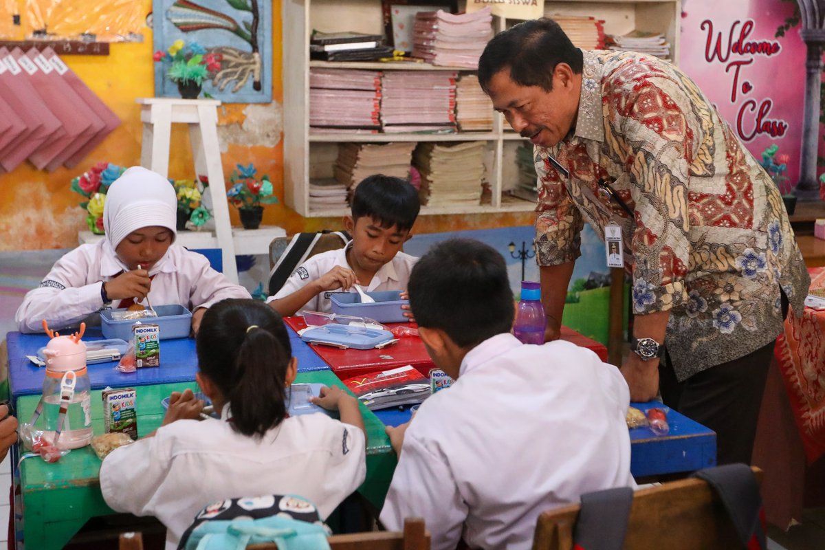 PjNanaSudjana's tweet photo. Masing-masing desa mendapatkan dana sebesar Rp16 juta, dengan kegiatan berupa pemberian makan bergizi bagi siswa SD.Program ini akan terus dilakukan untuk mengatasi masalah kemiskinan, khususnya kemiskinan ekstrem.
#jawatengah #B2SA #Bapanas #PjGubernurJateng #nanasudjana https://t.co/Tqw4nVnqqt