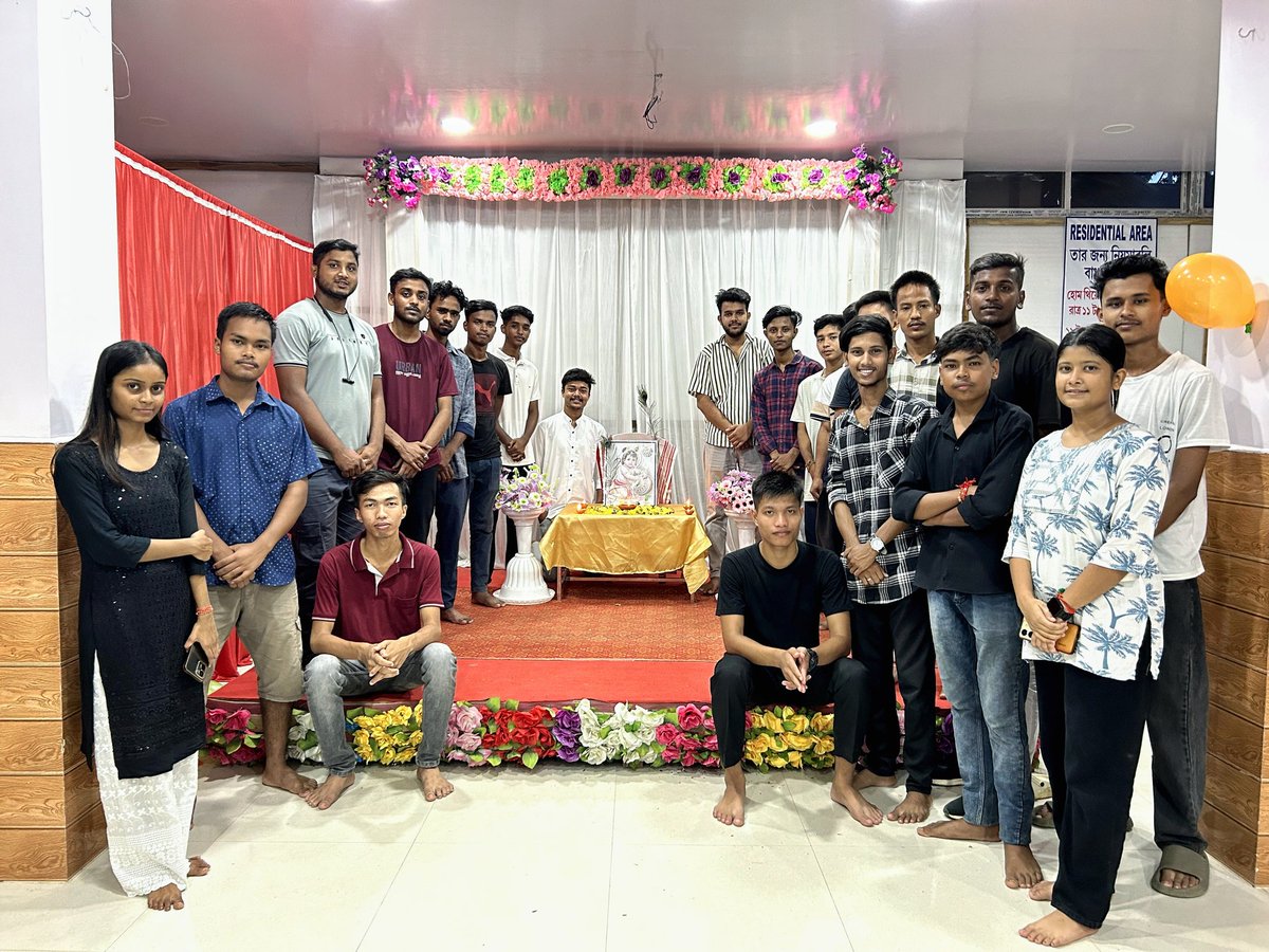 DebnathDon's tweet photo. Today the independent students group of Hojai have organised janmasthami celebration at Hojai. We have also distributed sweets and food to the people on this ocassion.The lively festival of Janmashtami honours the birth of Lord Krishna, 
 *Happy Janmashtami* 💙 https://t.co/IaM4v7TuVk