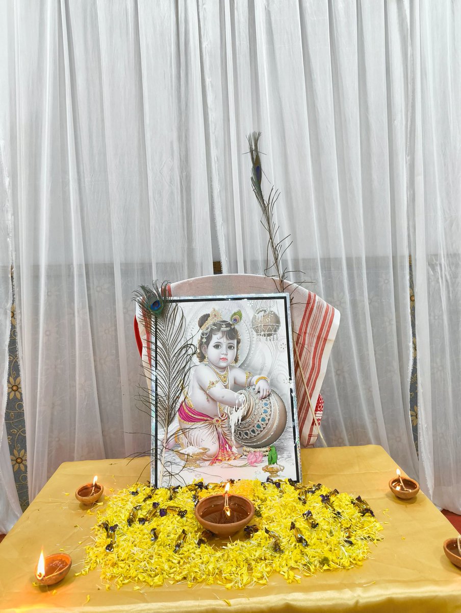 DebnathDon's tweet photo. Today the independent students group of Hojai have organised janmasthami celebration at Hojai. We have also distributed sweets and food to the people on this ocassion.The lively festival of Janmashtami honours the birth of Lord Krishna, 
 *Happy Janmashtami* 💙 https://t.co/IaM4v7TuVk