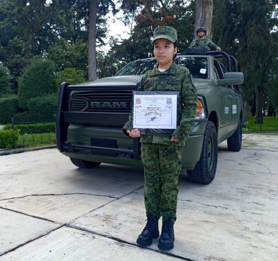 GafesYmilitares's tweet photo. La menor Kimberli Aqueni Moreno García, logró cumplir su sueño de formar parte del Ejército Mexicano, al ser nombrada Soldado Por Un Día, en el 10/o. Regimiento de Caballería Motorizada Tenancingo Edo.Méx. 
Nuestro compromiso es garantizar un futuro seguro para la niñez en México https://t.co/h8cJSibCli