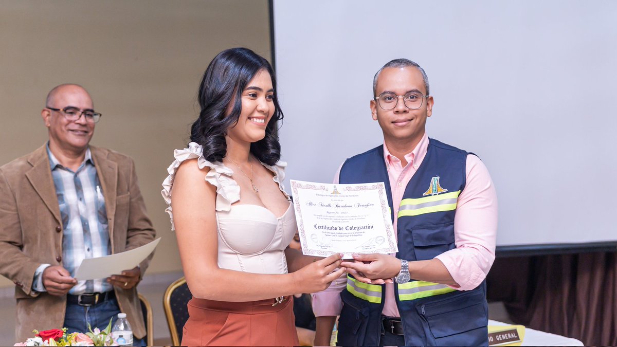 andrescastrohn's tweet image. 👷🏽‍♂️🎓 Hoy en Danlí, como Secretario General del Colegio de Ingenieros Civiles de Honduras (@cichhn) juramentamos a nuevos ingenieros civiles que fortalecerán nuestro gremio y el futuro de Honduras
#IngenieríaCivil #CICH #AndresCastro