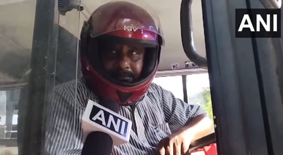 EconomicTimes's tweet photo. #BJP's 12-hour '#BengalBandh': #Drivers of North Bengal State Transport Corporation (#NBSTC) buses seen wearing #helmets, in #CoochBehar
A bus driver says, "We are wearing helmets because of the #bandh called by the #BJP today...The department has given us the helmets to wear for safety..."
🛑 #BanglaBandh #NabannaAbhijan #LIVE updates ➠ https://t.co/pH4WICDet0