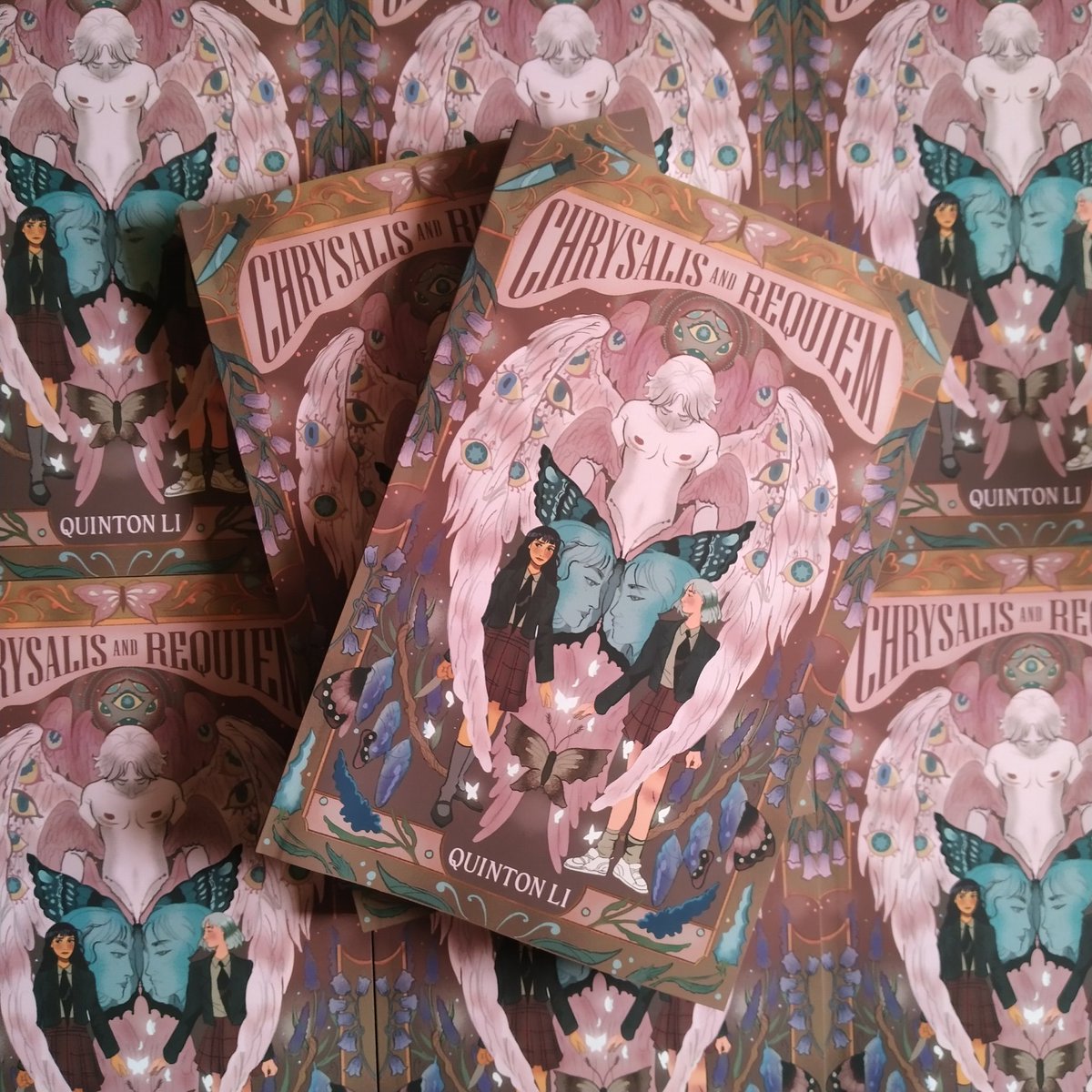 In prep of #SapphicSeptember, I take a knee and present to you, Chrysalis and Requiem

A NA dark academia fantasy thriller about toxic lesbians and angels.

🦋 bipoc author
💫 &lt;1k ratings on goodreads
🦋 indie author
💫disaster sapphics
🦋2024 release

cover by <a href="/sethpuertoluna/">🪬 Caleb 🪬</a>