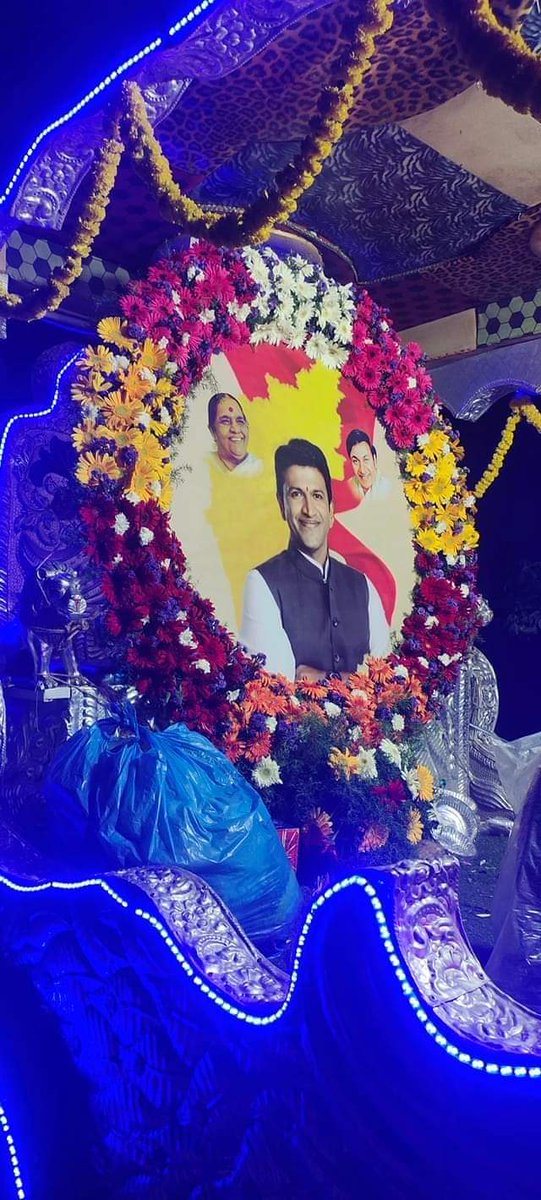 AryakavyaA's tweet image. ಮನುಷ್ಯ ಎಷ್ಟು ಬುದ್ಧಿವಂತನಾದರು, ತಾನು ಹುಟ್ಟುವ, ಮೊದಲು ಹೆರುವವರಾರು, ಸತ್ತ ಬಳಿಕ ಹೊರುವವರಾರು, ಎoಬುದನ್ನು ಆರಿತಿರಲಾರ..!!🙌❤️‍🩹

#HumanLifeCycle
#DrPuneethRajkumar