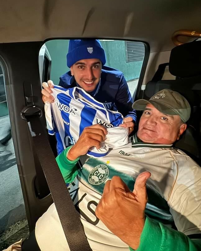 Muito feliz com a vitória Coxa Branca, e com o presente que ganhei do amigo e atleta do Avaí "Jean Lucas" Obrigado amigo, Deus abençoe!