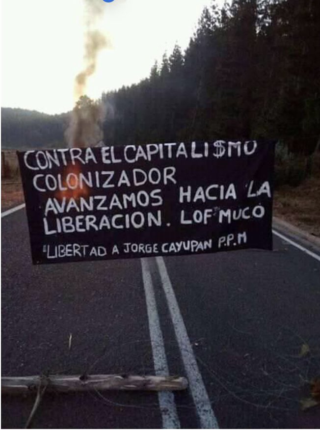 “Emplazamos al gobierno de Gabriel Boric a refrescar su memoria y recordar cuando se paseaban por wallmapu jugando a la revolución prometiendo cambios que nunca llegarian, mientras ahora golpean y maltratan a nuestras mujeres y niños”. 
Comunicado Lof Muko facebook.com/share/sPL7gPkg…